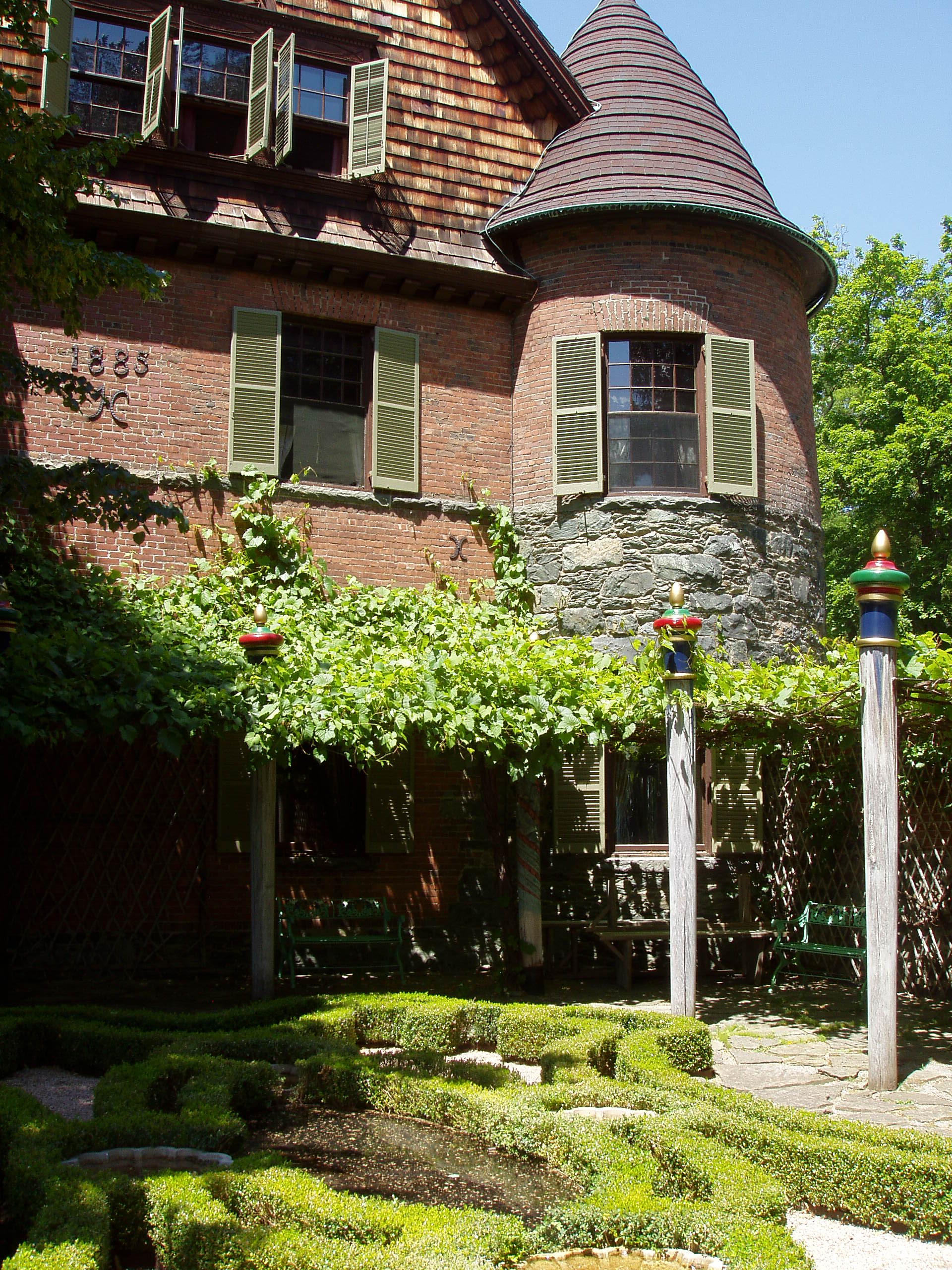 These 1880-1910 estates ranged from 20 to 100+ rooms despite the modest name