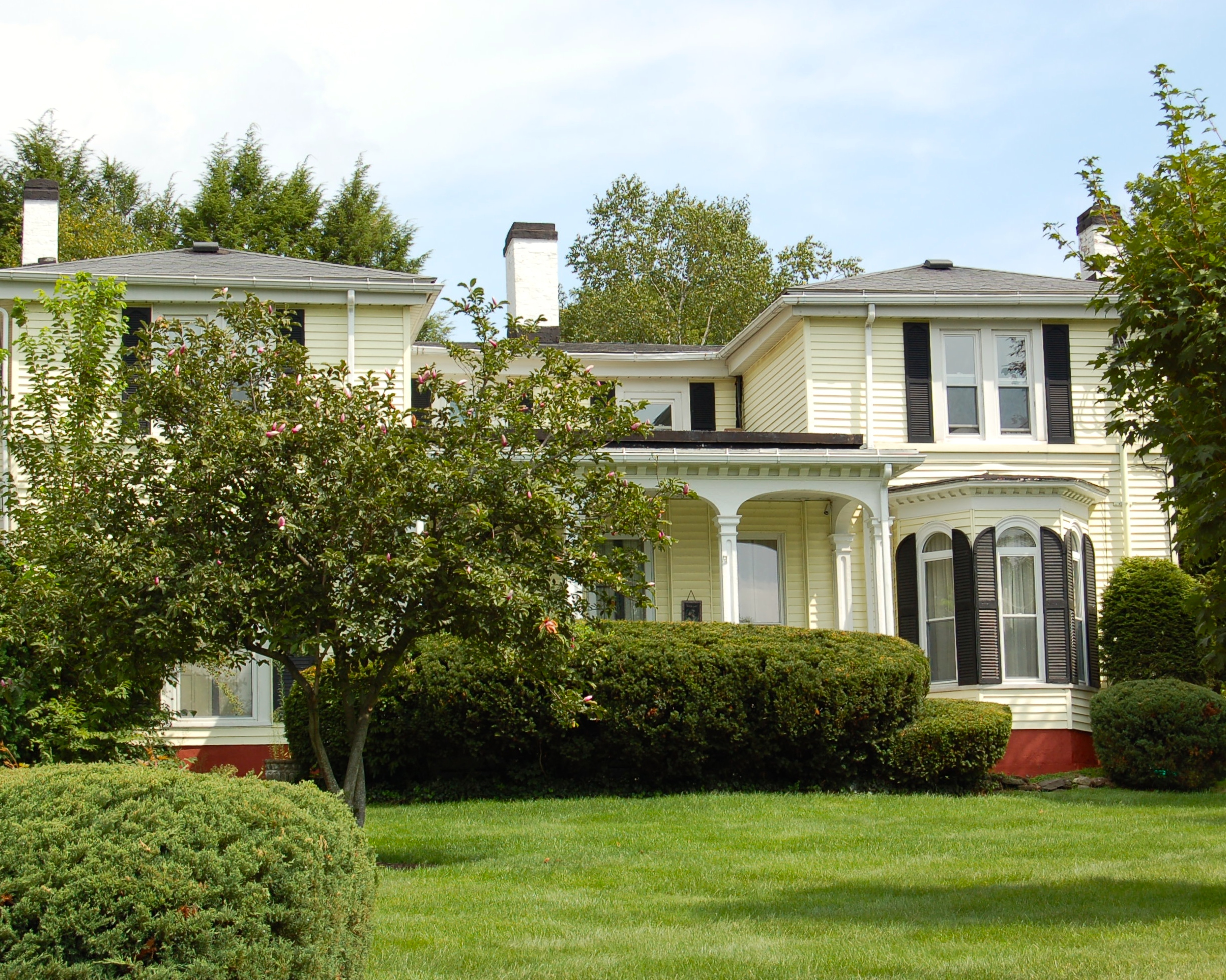 An Italianate bracketed-eaves home in Boston's South End